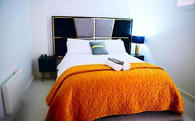 Perfect 1 Bed Apartment Sleeps 5 1 Kingsize Bed 1 Double Sofabed One Single Mattress Free Parking Wifi Good Transport Network Shopping Holiday Makers Families Contractors In North London