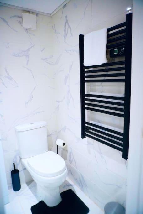 Perfect 1 Bed Apartment Sleeps 5 1 Kingsize Bed 1 Double Sofabed One Single Mattress Free Parking Wifi Good Transport Network Shopping Holiday Makers Families Contractors In North London Enfield Exterior photo