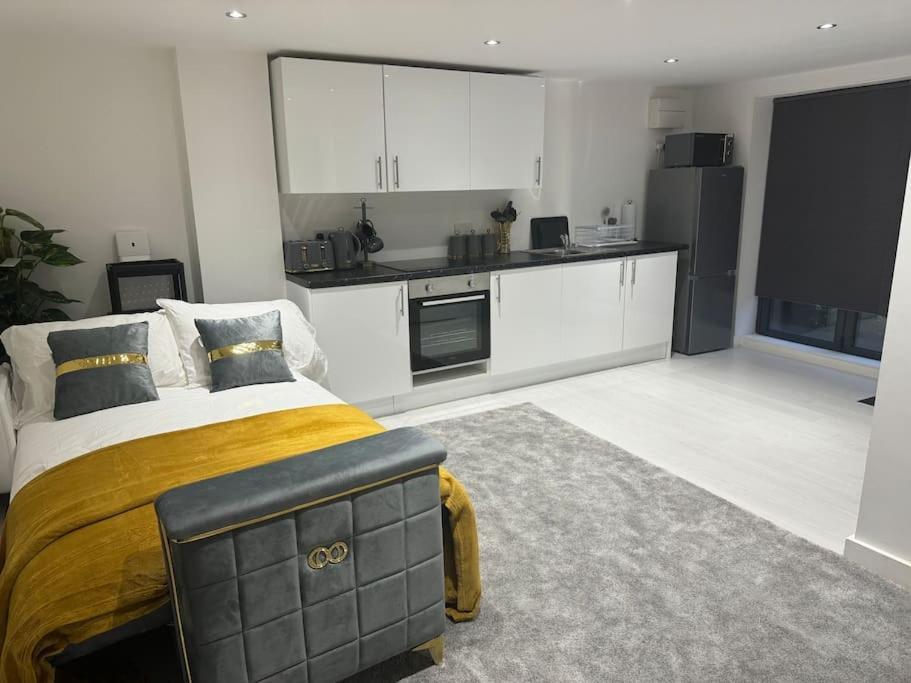 Perfect 1 Bed Apartment Sleeps 5 1 Kingsize Bed 1 Double Sofabed One Single Mattress Free Parking Wifi Good Transport Network Shopping Holiday Makers Families Contractors In North London Enfield Exterior photo