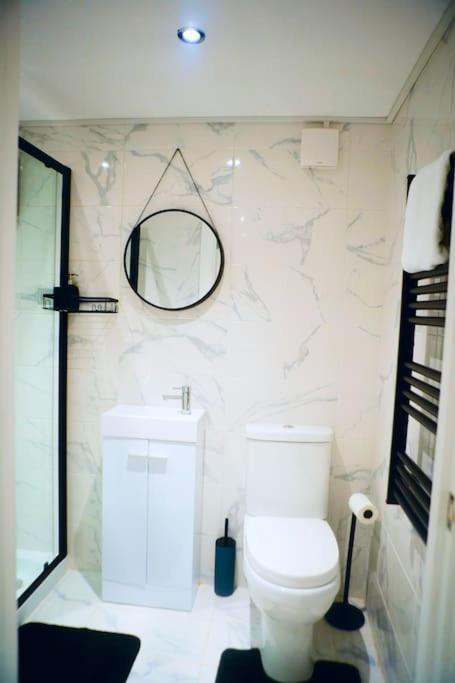 Perfect 1 Bed Apartment Sleeps 5 1 Kingsize Bed 1 Double Sofabed One Single Mattress Free Parking Wifi Good Transport Network Shopping Holiday Makers Families Contractors In North London Enfield Exterior photo