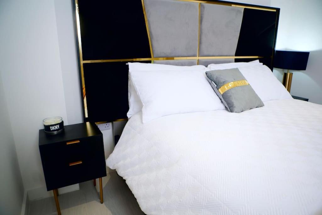 Perfect 1 Bed Apartment Sleeps 5 1 Kingsize Bed 1 Double Sofabed One Single Mattress Free Parking Wifi Good Transport Network Shopping Holiday Makers Families Contractors In North London Enfield Exterior photo