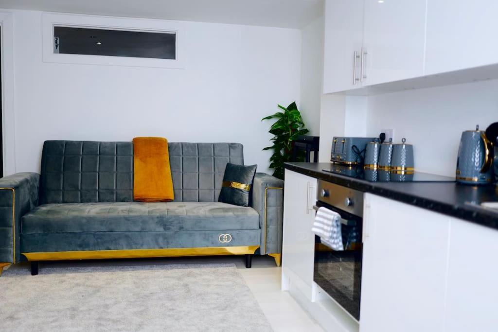Perfect 1 Bed Apartment Sleeps 5 1 Kingsize Bed 1 Double Sofabed One Single Mattress Free Parking Wifi Good Transport Network Shopping Holiday Makers Families Contractors In North London Enfield Exterior photo