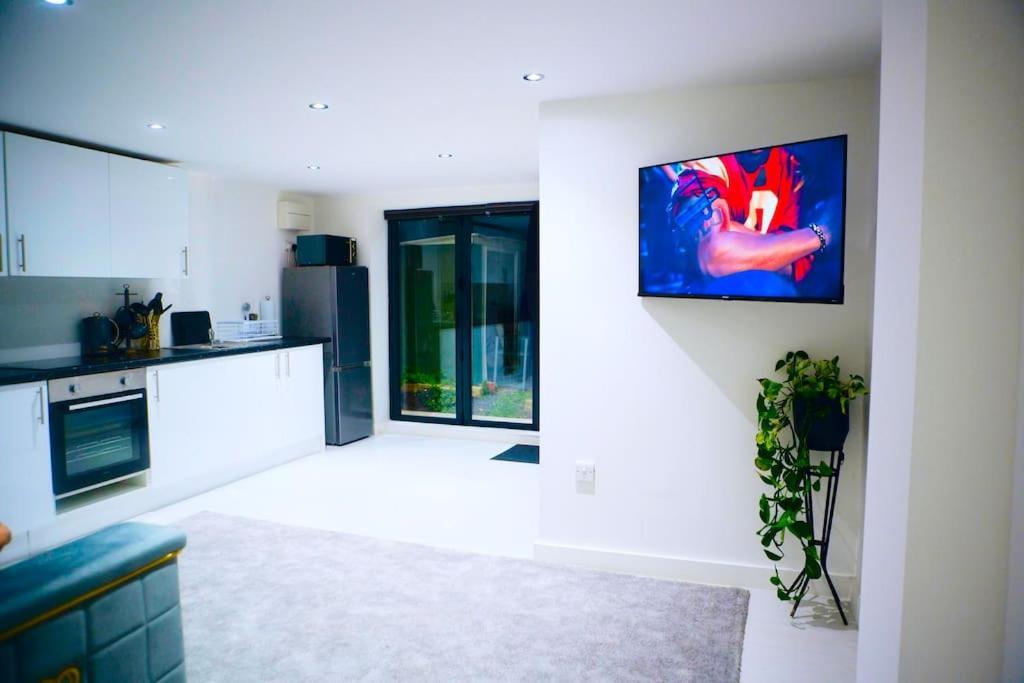 Perfect 1 Bed Apartment Sleeps 5 1 Kingsize Bed 1 Double Sofabed One Single Mattress Free Parking Wifi Good Transport Network Shopping Holiday Makers Families Contractors In North London Enfield Exterior photo