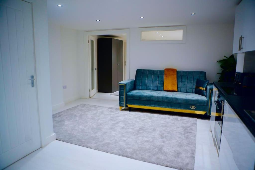Perfect 1 Bed Apartment Sleeps 5 1 Kingsize Bed 1 Double Sofabed One Single Mattress Free Parking Wifi Good Transport Network Shopping Holiday Makers Families Contractors In North London Enfield Exterior photo