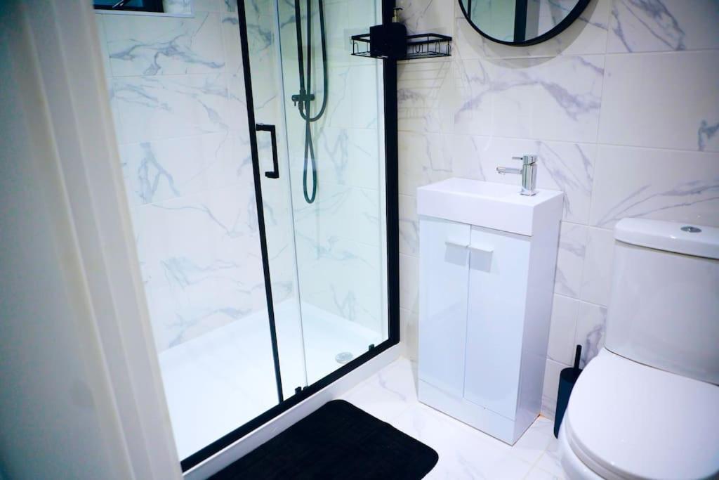 Perfect 1 Bed Apartment Sleeps 5 1 Kingsize Bed 1 Double Sofabed One Single Mattress Free Parking Wifi Good Transport Network Shopping Holiday Makers Families Contractors In North London Enfield Exterior photo