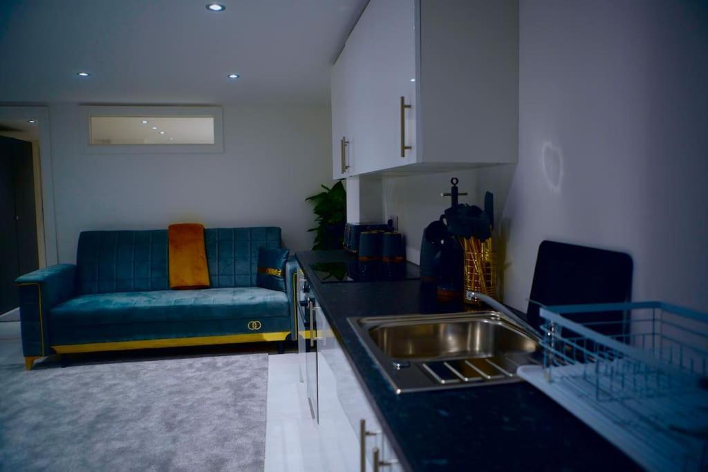 Perfect 1 Bed Apartment Sleeps 5 1 Kingsize Bed 1 Double Sofabed One Single Mattress Free Parking Wifi Good Transport Network Shopping Holiday Makers Families Contractors In North London Enfield Exterior photo
