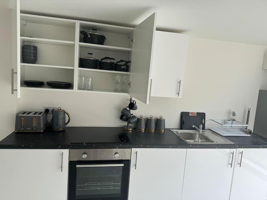 Perfect 1 Bed Apartment Sleeps 5 1 Kingsize Bed 1 Double Sofabed One Single Mattress Free Parking Wifi Good Transport Network Shopping Holiday Makers Families Contractors In North London Enfield Exterior photo