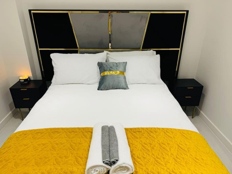 Perfect 1 Bed Apartment Sleeps 5 1 Kingsize Bed 1 Double Sofabed One Single Mattress Free Parking Wifi Good Transport Network Shopping Holiday Makers Families Contractors In North London Enfield Exterior photo