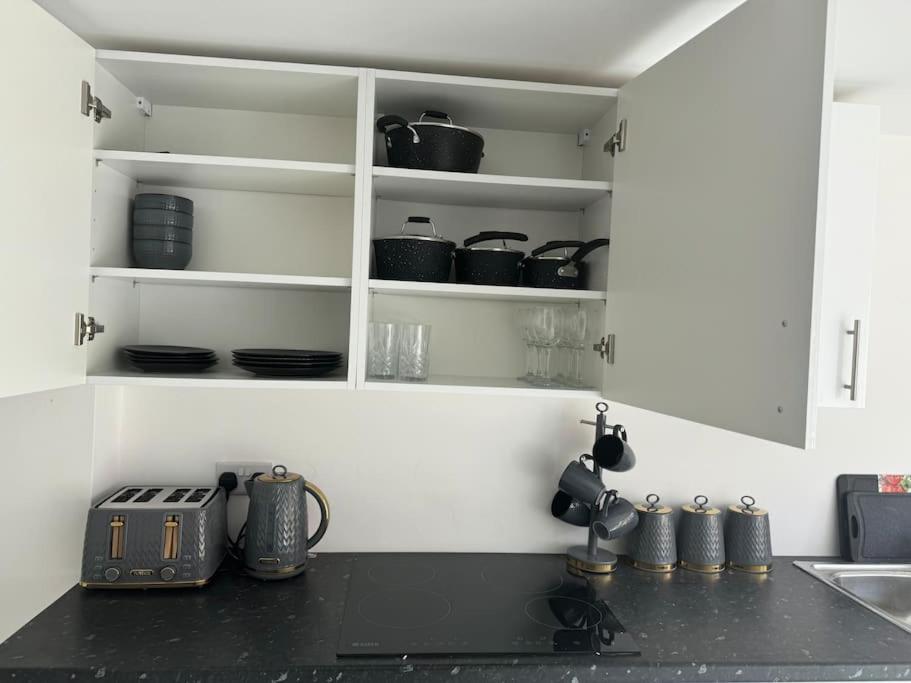 Perfect 1 Bed Apartment Sleeps 5 1 Kingsize Bed 1 Double Sofabed One Single Mattress Free Parking Wifi Good Transport Network Shopping Holiday Makers Families Contractors In North London Enfield Exterior photo