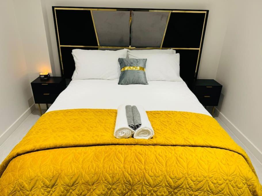 Perfect 1 Bed Apartment Sleeps 5 1 Kingsize Bed 1 Double Sofabed One Single Mattress Free Parking Wifi Good Transport Network Shopping Holiday Makers Families Contractors In North London Enfield Exterior photo