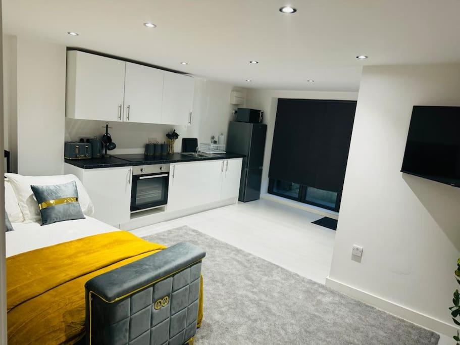 Perfect 1 Bed Apartment Sleeps 5 1 Kingsize Bed 1 Double Sofabed One Single Mattress Free Parking Wifi Good Transport Network Shopping Holiday Makers Families Contractors In North London Enfield Exterior photo