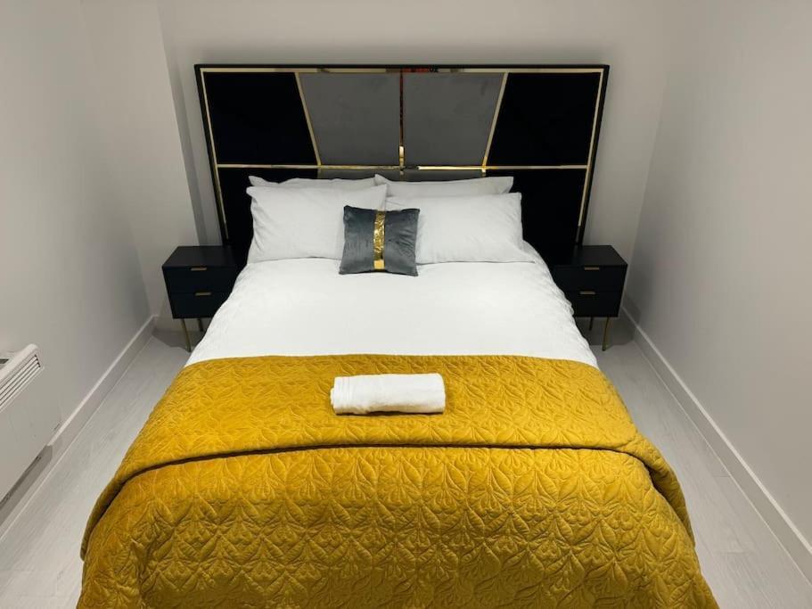 Perfect 1 Bed Apartment Sleeps 5 1 Kingsize Bed 1 Double Sofabed One Single Mattress Free Parking Wifi Good Transport Network Shopping Holiday Makers Families Contractors In North London Enfield Exterior photo