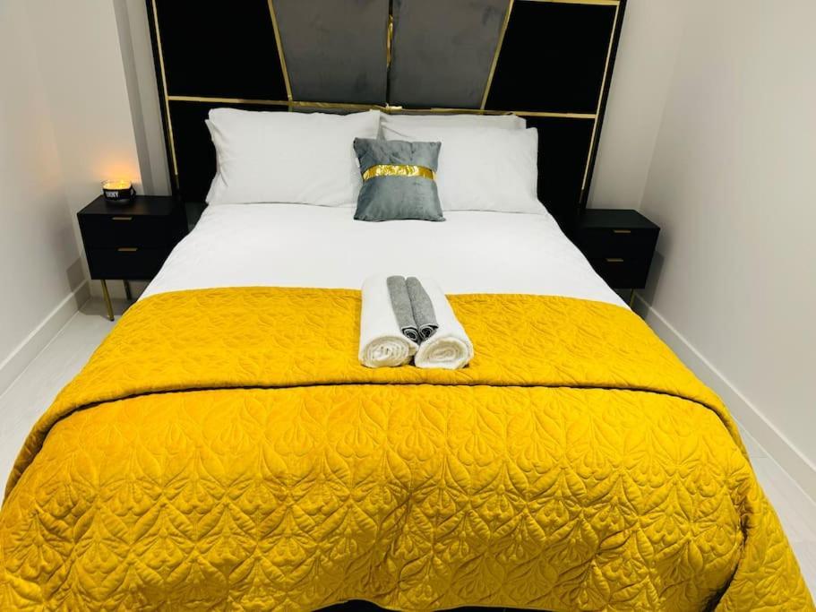 Perfect 1 Bed Apartment Sleeps 5 1 Kingsize Bed 1 Double Sofabed One Single Mattress Free Parking Wifi Good Transport Network Shopping Holiday Makers Families Contractors In North London Enfield Exterior photo