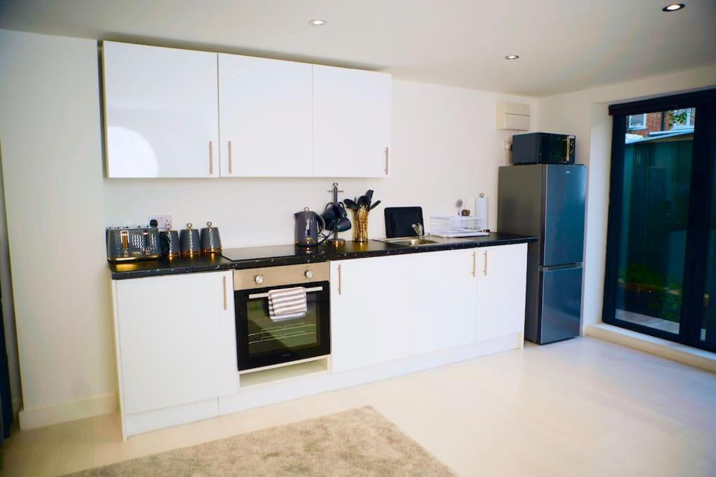 Perfect 1 Bed Apartment Sleeps 5 1 Kingsize Bed 1 Double Sofabed One Single Mattress Free Parking Wifi Good Transport Network Shopping Holiday Makers Families Contractors In North London Enfield Exterior photo